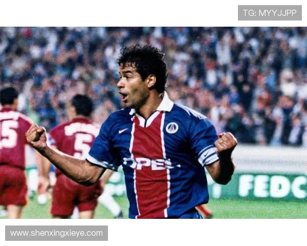 围绕传奇足球运动员成长历程的全面深入解析与其辉煌竞技生涯故事