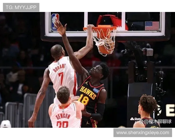 休斯顿火箭与森林狼激战正酣双方球员全力以赴争夺胜利荣耀