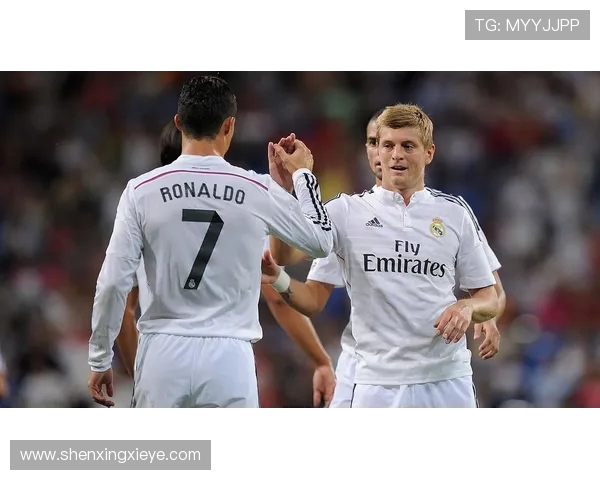 克罗斯在足球历史中的地位与影响力探讨及其职业生涯的辉煌成就回顾